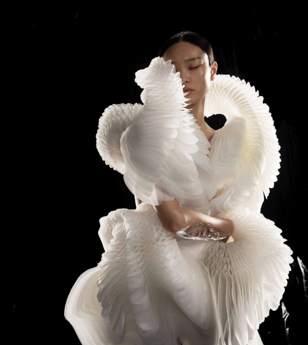 Iris van Herpen y la revolución sensorial de la moda en el museo
