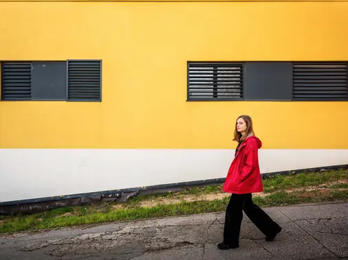 ‘Vies en trànsit’ retrata la mobilitat dels ciutadans de la UE en una exposició que explora la llibertat de circulació i les seves contradiccions