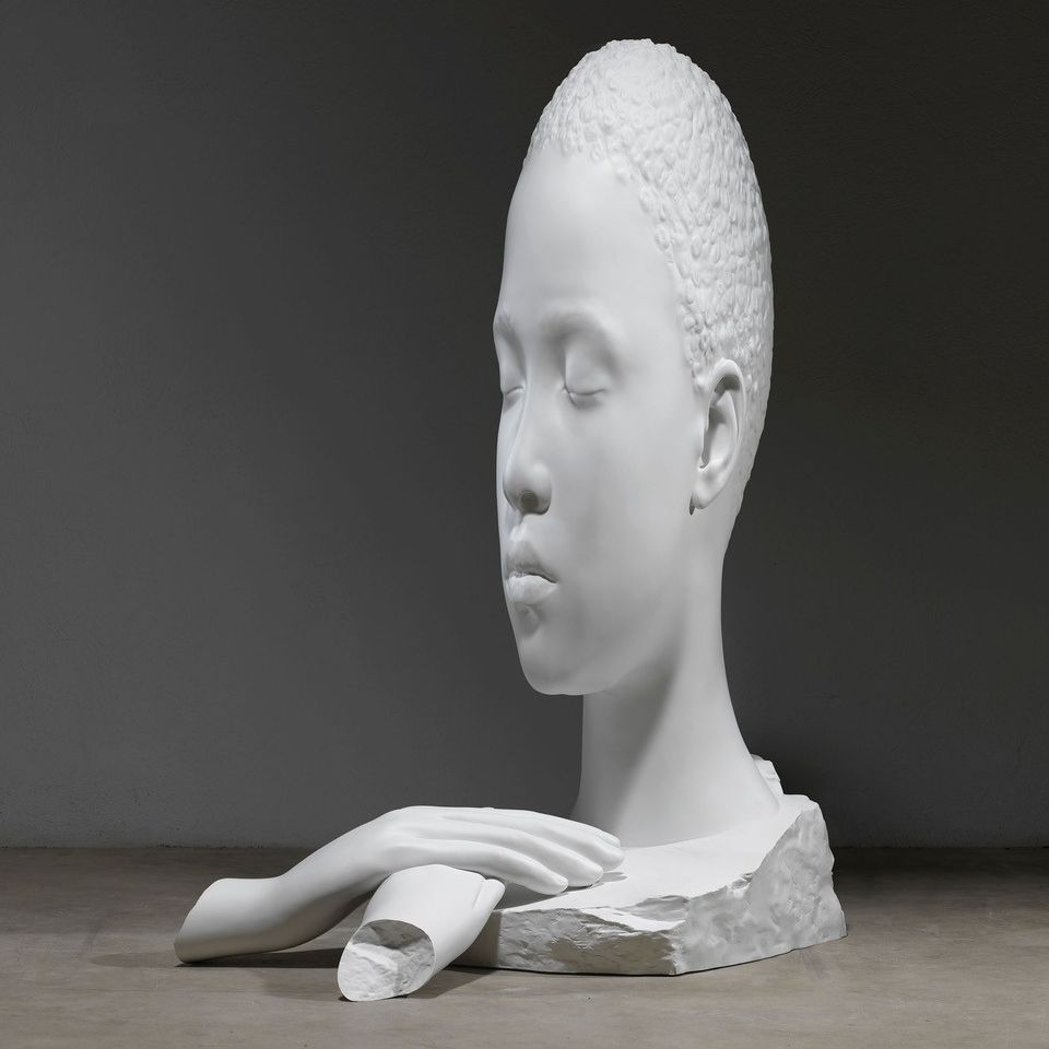 Instalación de la escultura \'Yolandita\' de Jaume Plensa