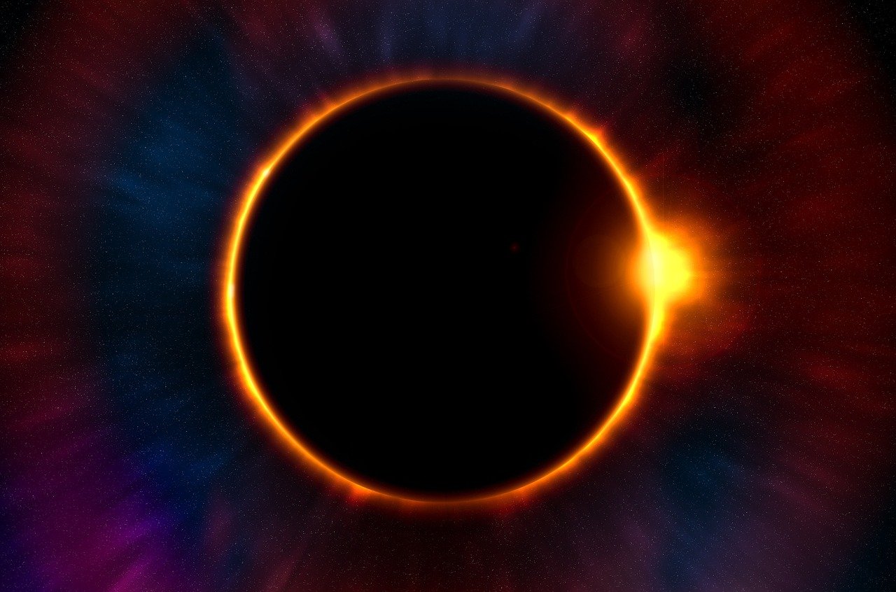 Distribuição de óculos para observar o eclipse solar