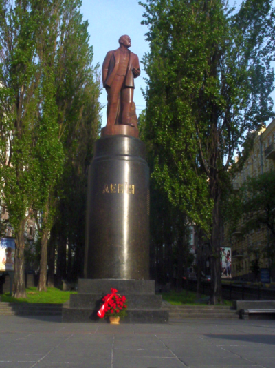 L'Ukraine entre guerre et mémoire : Kyiv réorganise ses symboles en plein conflit