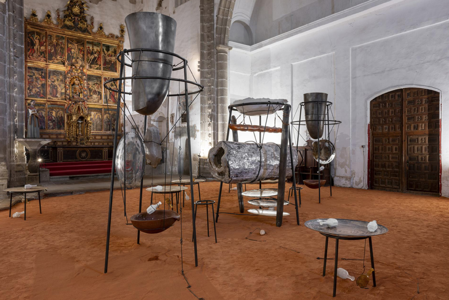 Tunga lleva a Europa una de sus instalaciones más inmersivas en la iglesia de San Miguel de Arévalo