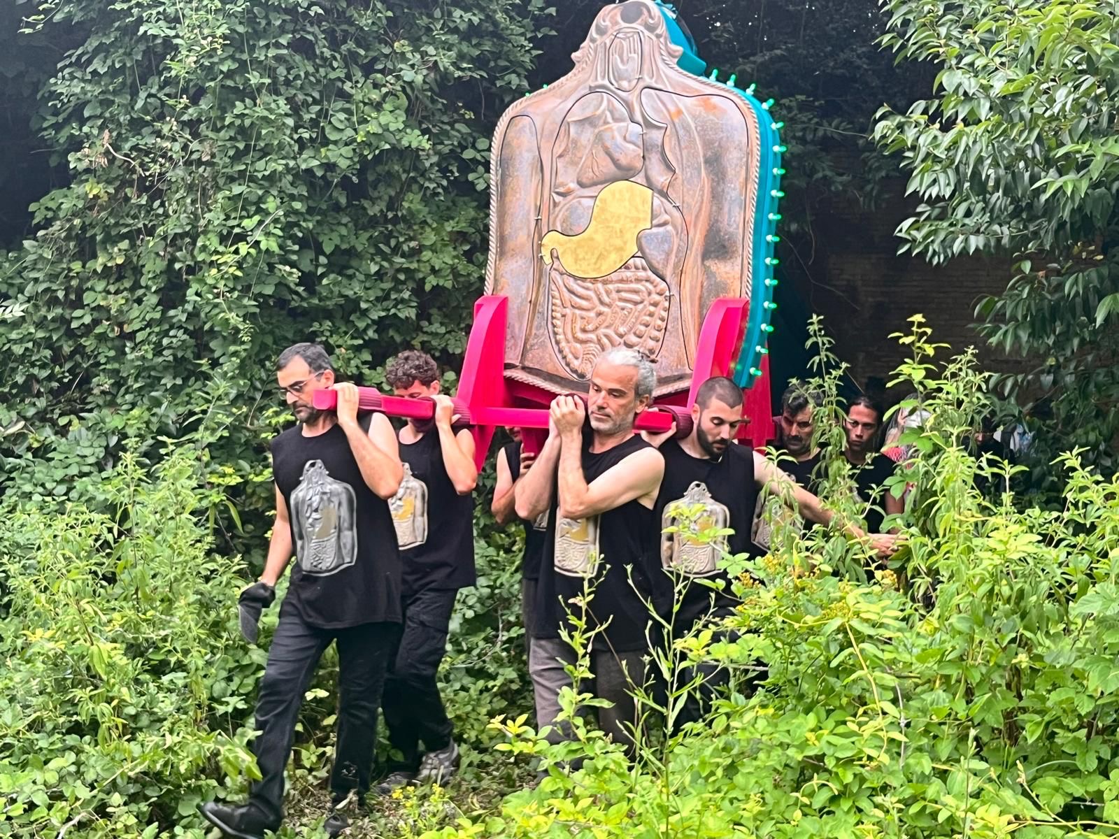 Sant Stomak culmina a Venècia el seu pelegrinatge ritual per Itàlia
