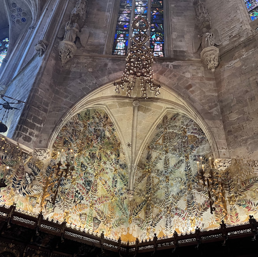 Gaudí Mallorcako katedralera itzuli da bere erreforma liturgiko handia berraurkitzen duen erakusketa batekin