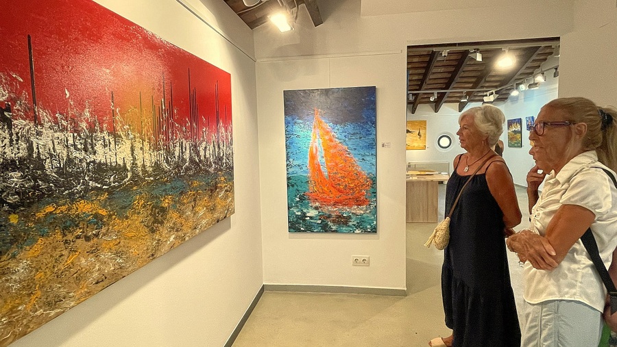 Francesc Orench transforma el color i la memòria en la seva nova exposició \'Deconstrucció\'