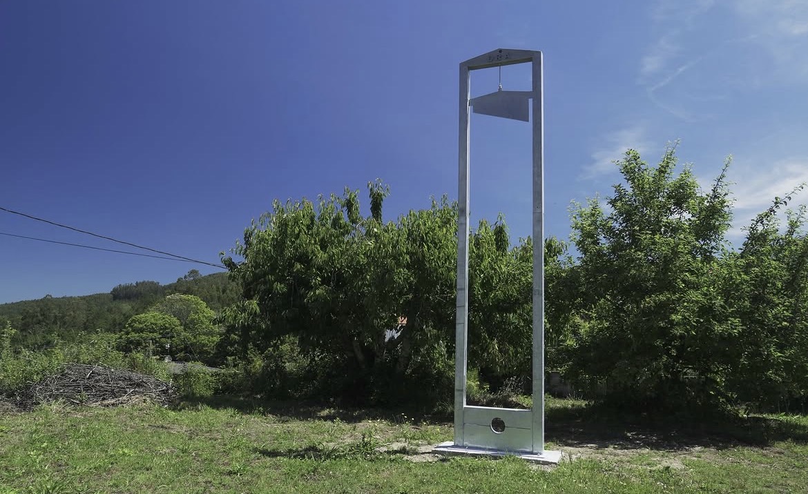 Carlos Pazos instala una monumental guillotina artística en Galicia