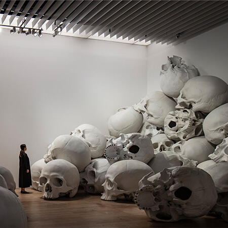 Ron Mueck, el escultor que desafía la percepción de lo humano