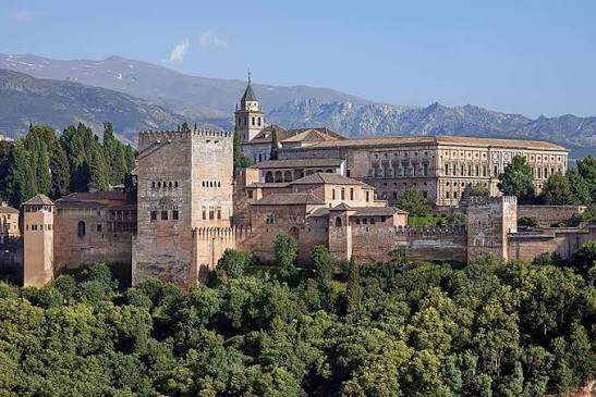 La Alhambra vuelve a abrir sus puertas tras los terremotos con la Alcazaba cerrada