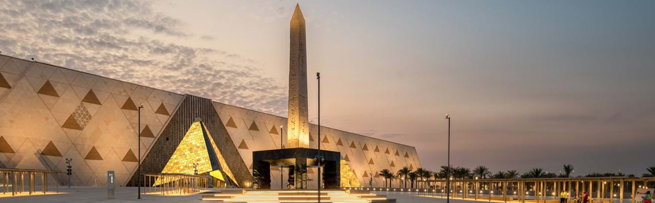 El obelisco suspendido que recibe al visitante en El Cairo