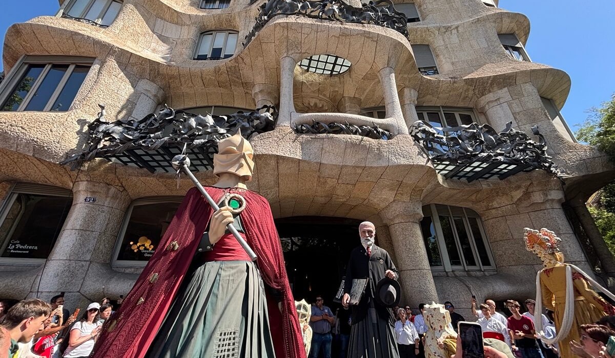 The Giants of La Pedrera Return to the Street!