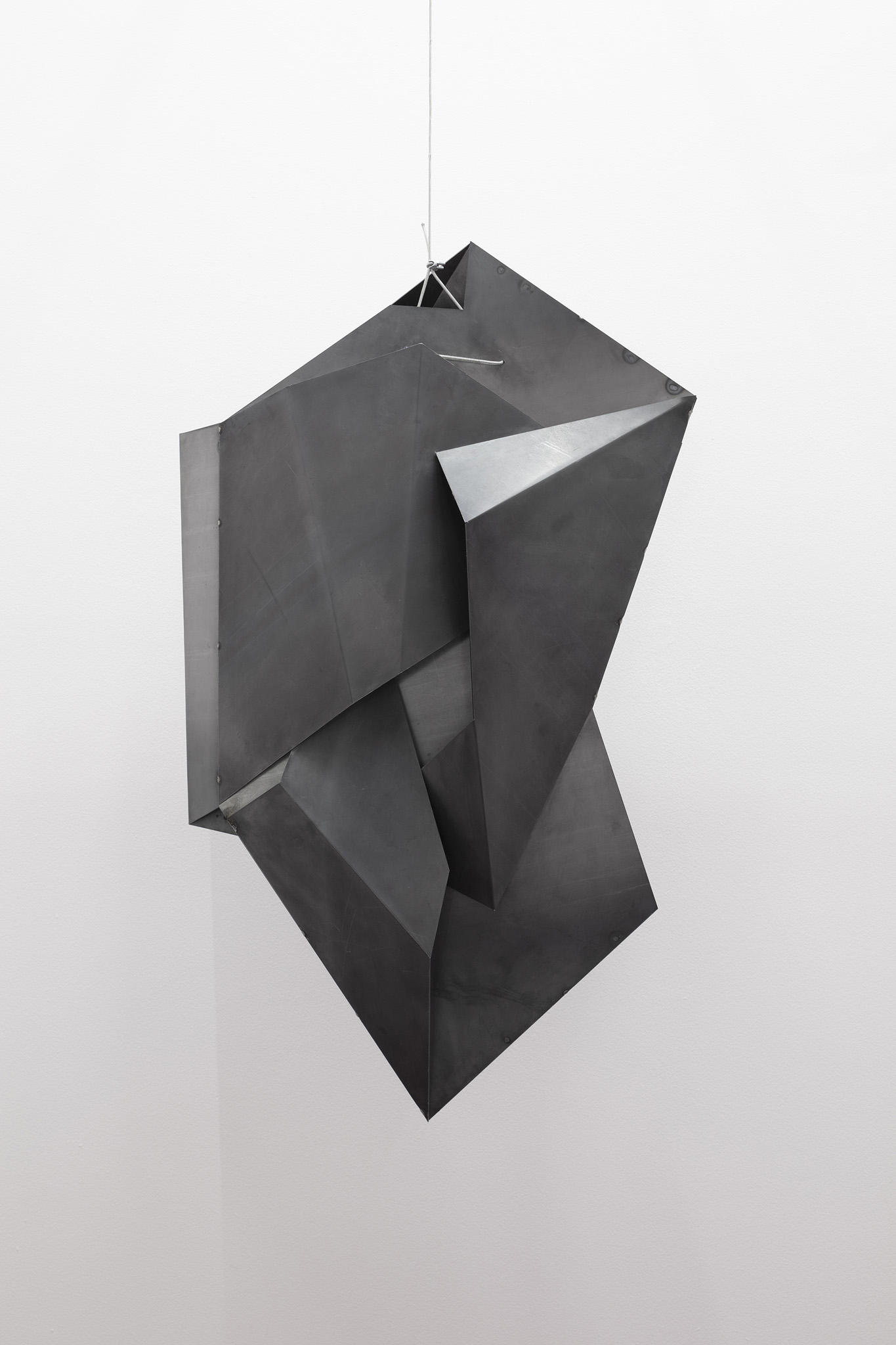 Isaac De Reza explora el límite físico de la escultura